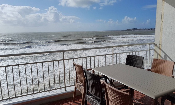 Saint-Gilles-Croix-de-Vie Apartment | Flat for 6 on the main beach, St Gilles