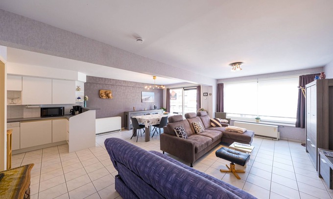 Middelkerke Apartment | Flat near Leopoldlaan with side sea view