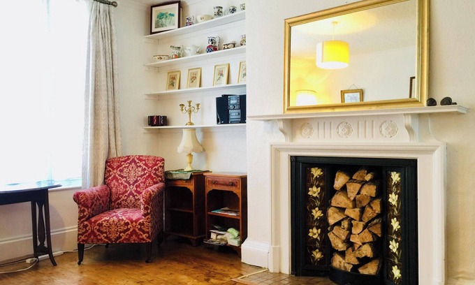 Wallingford Apartment | Flat - Sleeps 2 - Parking - Patio