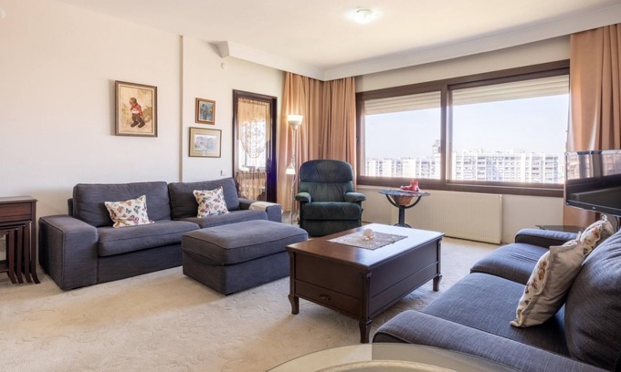 Karsiyaka Apartment | Flat w Balcony 10 min to Karsiyaka Coast in Izmir