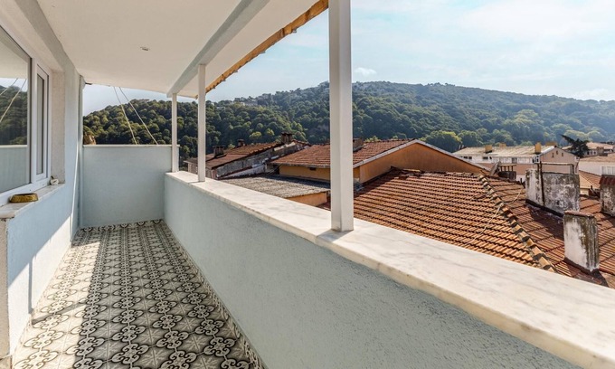 Sariyer Apartment | Flat w Balcony 5 min to Coast and Ferry in Sariyer