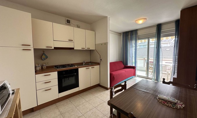 Bibione Apartment | Flat with side sea view just steps from the beach