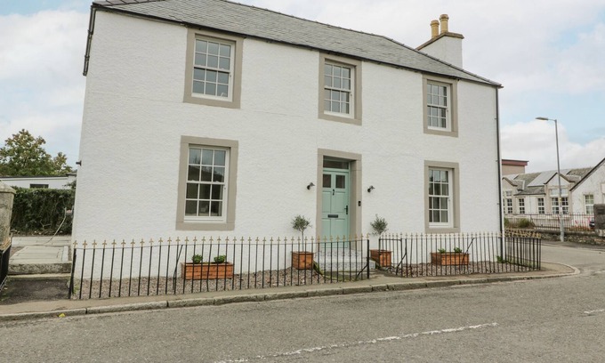 Gatehouse-of-Fleet House | FLEETBANK, pet friendly, with hot tub in Gatehouse Of Fleet