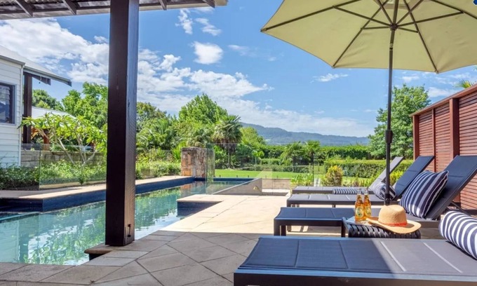Meroo Meadow House | Fletchers Lane Escape – rural resort vibes, sweeping views, pool, tennis court, close to Berry