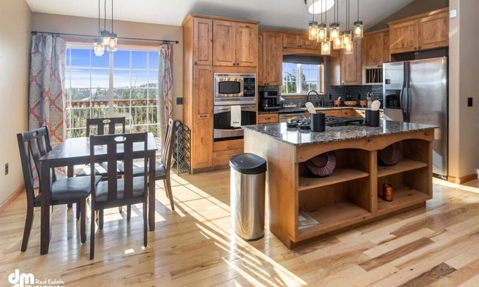 Knik-Fairview House | Fleur de Lis 4bed 3bath & Mountain Views