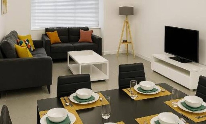 Leavesden House | Flexistay hub at Potter studios (Double Room with Private Bathroom)