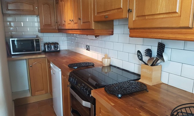 Brandon Cottage | Flint Cottage - Thetford Forest & The Brecks - Cozy Cottage, Log Fire