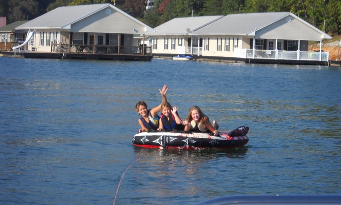La Follette House | Floating Holiday #2 on Norris Lake at Springs Dock Marina. Front row view.