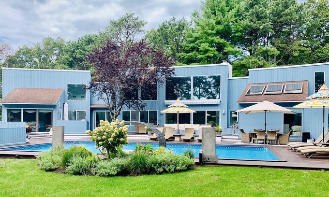 Quogue House | Flooded w/ Sunlight!! 6 Bed 4 Bath with Saltwater Heated Pool & Tennis Court