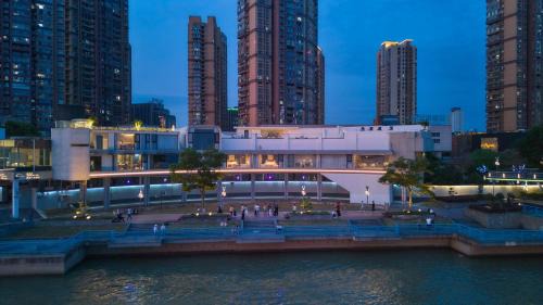 Jinghu District Hotel | Floral Luxury Wuhu Lake Art Hotel