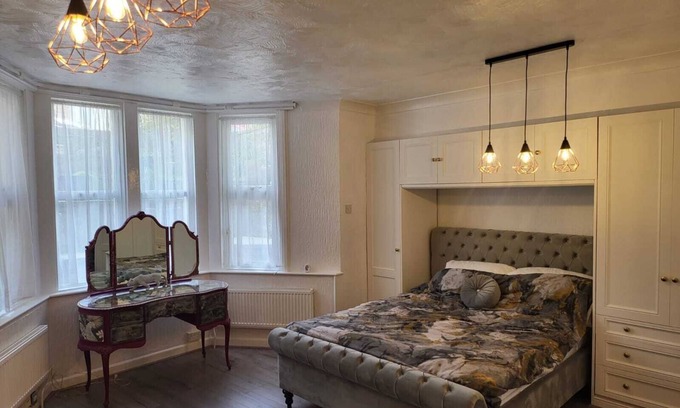 Weston-super-Mare Cottage | FLORENCE BEACH HOUSE, character holiday cottage in Weston-Super-Mare