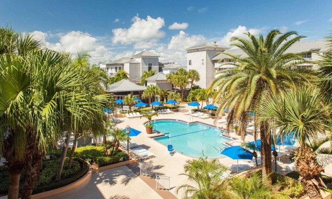 Stuart Apartment | Florida Coastal Escape | Golf. Restaurant
