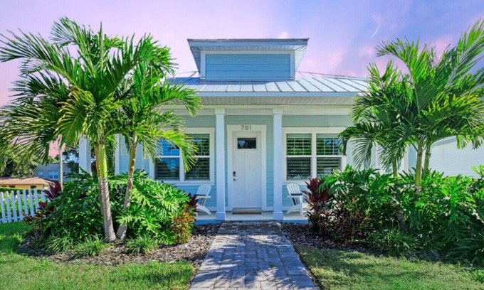 Bradenton Cottage | Florida Cottage close to AMI, IMG and downtown