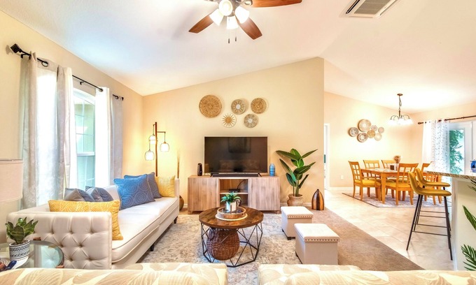 Ocala House | Florida oasis w/large screened patio & roomy master suite