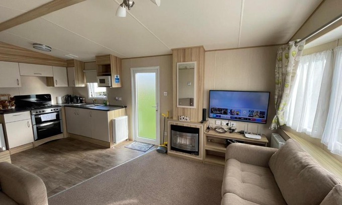 Leysdown-on-Sea House | Fluffy Caravan Sleeps 4 Pet-Friendly