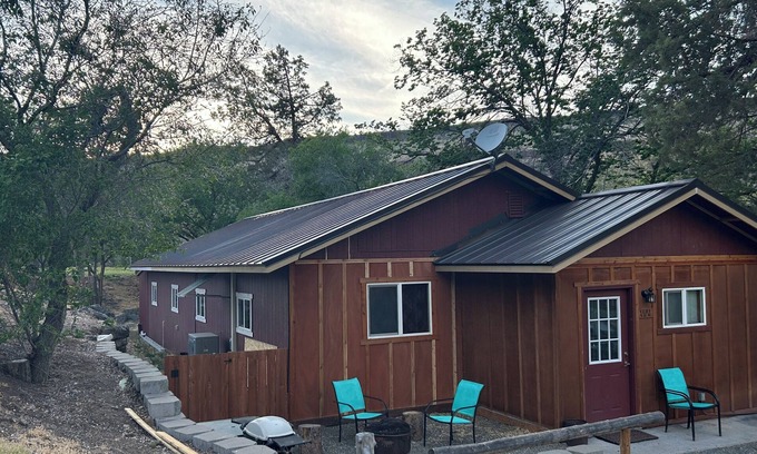 Madras Apartment | Fly fisherman's dream 2-bed cabin unit across the HWY from the Deschutes River!