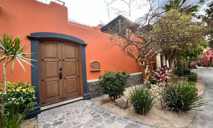 Nopolo House | FN-133 Fabulous 3 bed 3 bath plus sofa bed casa (Sleeps 8)