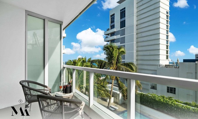 Mid Beach Apartment | FontaineBleau Resort, w/Balcony 10 min from SoBe