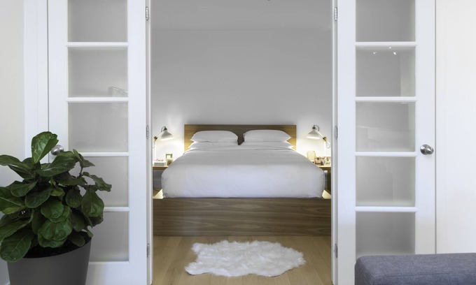 Little Italy Condo | Foodies crossroad: Mile End Plateau X Little Italy