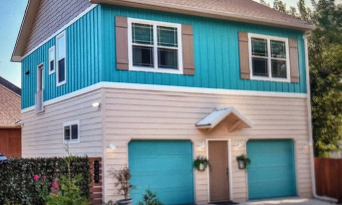 Fayetteville House | Football,festivals walk to restaurants & breweries right off the Greenway Trail!