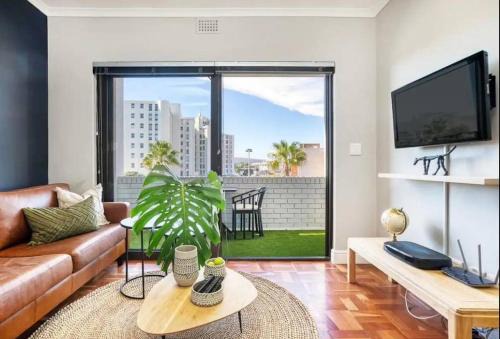 Three Anchor Bay Apartment | Footsteps to Promenade +Inverter + pets