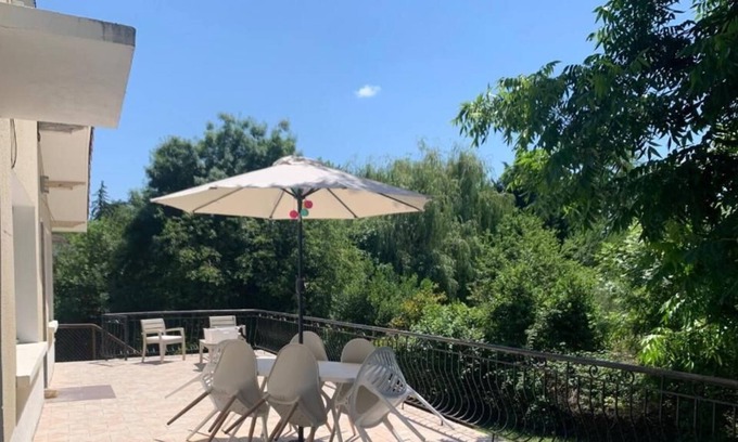 Condom House | For 8, pleasant 3 bedroom house and studio with terrace