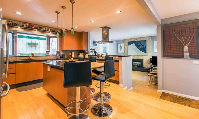 Southwest Calgary House | For Art Lovers, Families, and People wanting 4X value over a hotel. (BL257011)