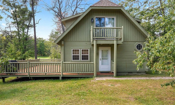 Lewiston Cottage | Fore Seasons Cottage at Garland Resort : Your Fall Adventure Awaits with Golf and Scenic Trails