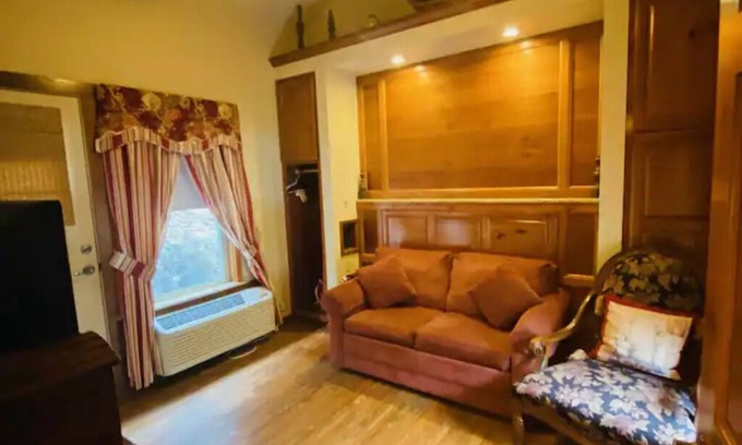 Eureka Springs Historic District House | Forest Glen: Urban Tree House #1