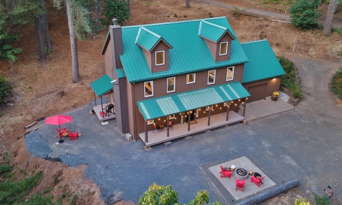 Sheridan House | Forest Hollow-Escape to Nature in Wine Country-McMinnville-Fire Pit-Dog Friendly