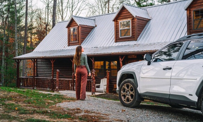 Campton Cabin | Forest Views | Hot Tub, 5 Min to RRG, & Game Loft