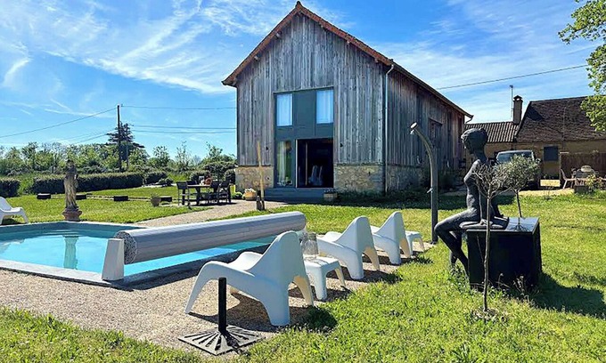 Coux-et-Bigaroque-Mouzens House | Former tobacco barn renovated as a loft, with heated pool and enclosed garden