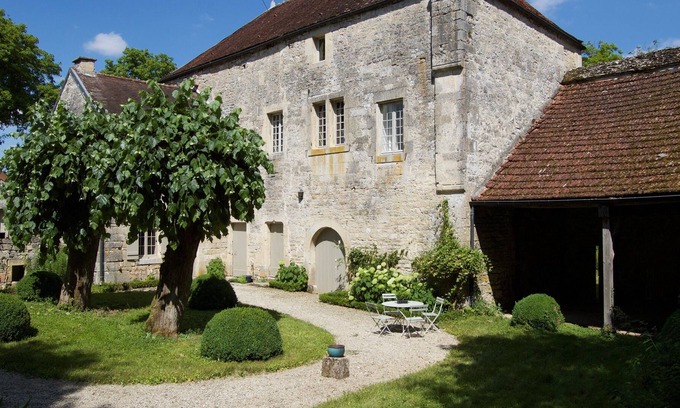 Nesle-et-Massoult House | Former 13th century seigneury not far from Fontenay Abbey