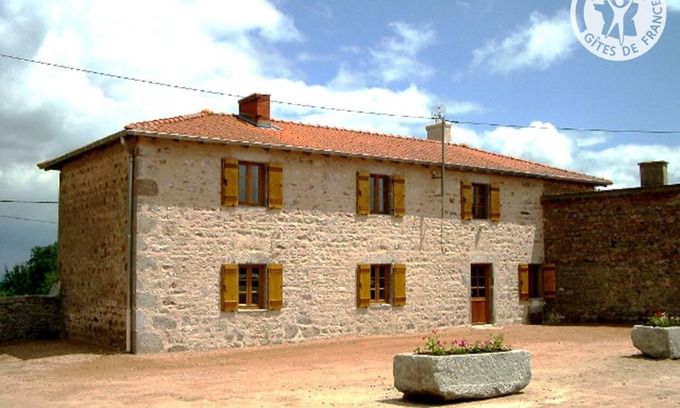 Le Crozet Cottage | Fortified House in Monts de la Madeleine with Private Garden