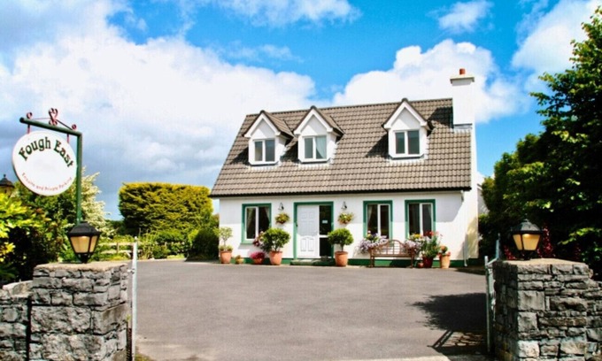 Oughterard Ski Chalet | Fough East, Cozy and close to town