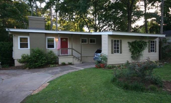 Crestline Heights House | Found on Quiet Cul-de-sac, 10 mins from the airport & downtown