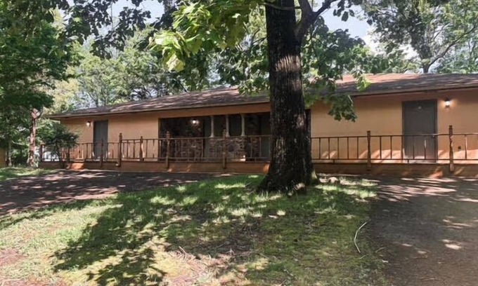 Golconda House | Four Bedroom Relaxing Bungalow w/Two Full Kitchens!