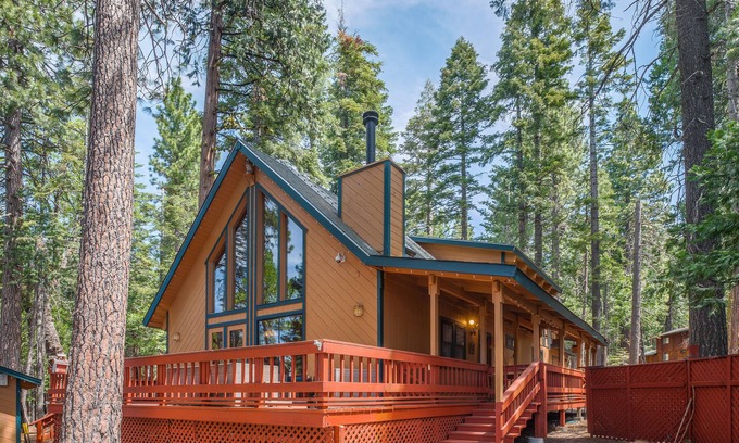 Dorrington Ski Chalet | Four By Four Classic Pet Friendly Chalet in Dorrington - Sleeps 8-10.