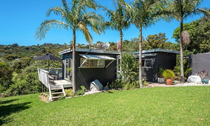 Onetangi House | Four Palms Cottage - Onetangi Holiday Home