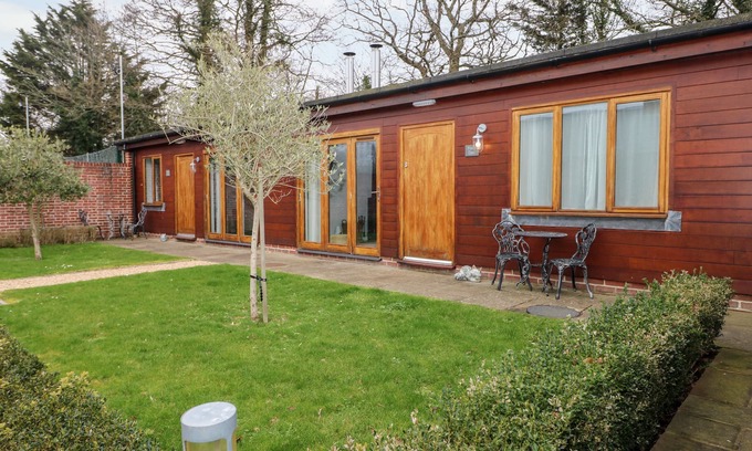 Fareham Cottage | FOX'S DEN, luxury holiday cottage, with pool in Titchfield Common