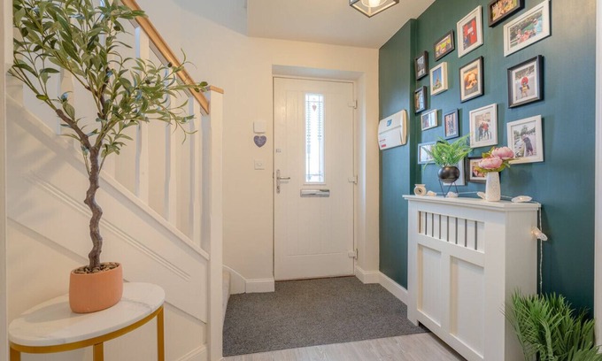 Longridge House | Foxglove Haven | 3-Bed Detached | Large Garden |Drive