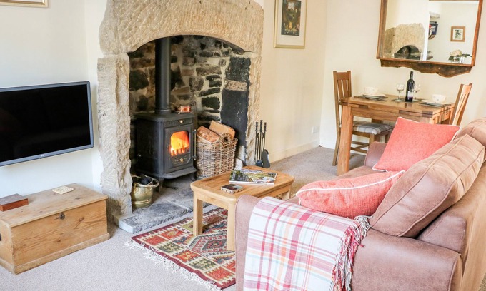 Kildwick Cottage | FOXGLOVE, pet friendly, character holiday cottage in Cross Hills