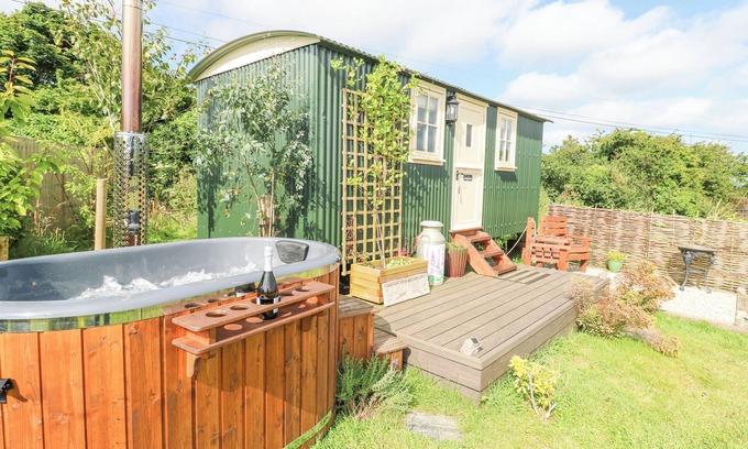 Camborne Cottage | FOXGLOVE, romantic, character holiday cottage in Camborne