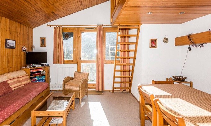 Montchavin Apartment | Cozy Apt for 5 in Montchavin La Plagne - Near Slopes, Shops & Free Parking