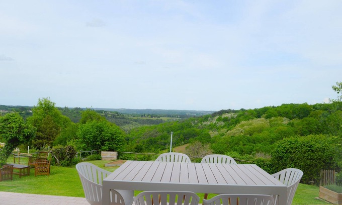 Rouffignac-Saint-Cernin-de-Reilhac House | A breathtaking view @Aux Volets Bleus at Mark & Sylvie