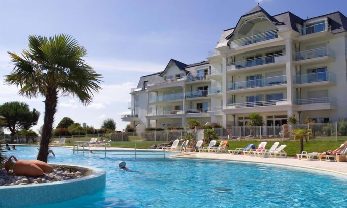 L'Aiguillon-sur-Vie House | Le Domaine de Fontenelles by Interhome