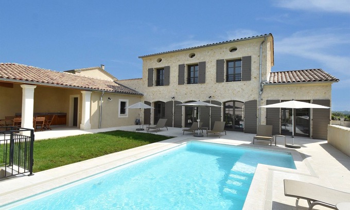 Garrigues-Sainte-Eulalie Villa | Sunny Villa Retreat in Uzès