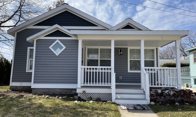 Frankfort Cottage | Frankfort Beach House — Located Just Steps From Downtown Frankfort!