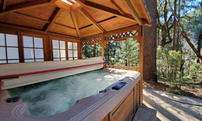 Dunsmuir House | Franky's Retreat Great family gatherings, Hot Tub
