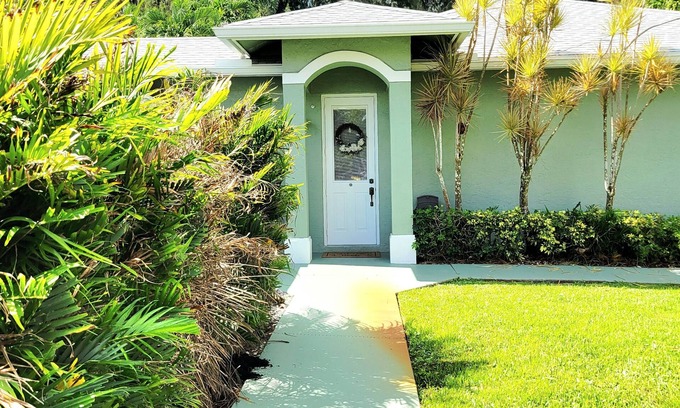 Hunt Club Cottage | Frannies Place in The Acreage KING beds